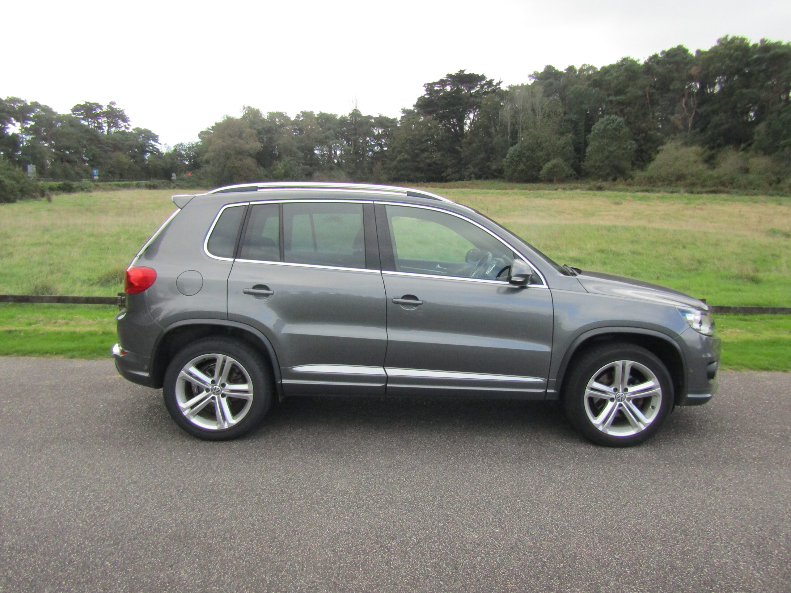 VOLKSWAGEN TIGUAN R LINE TDI BLUE TECH - Image 6
