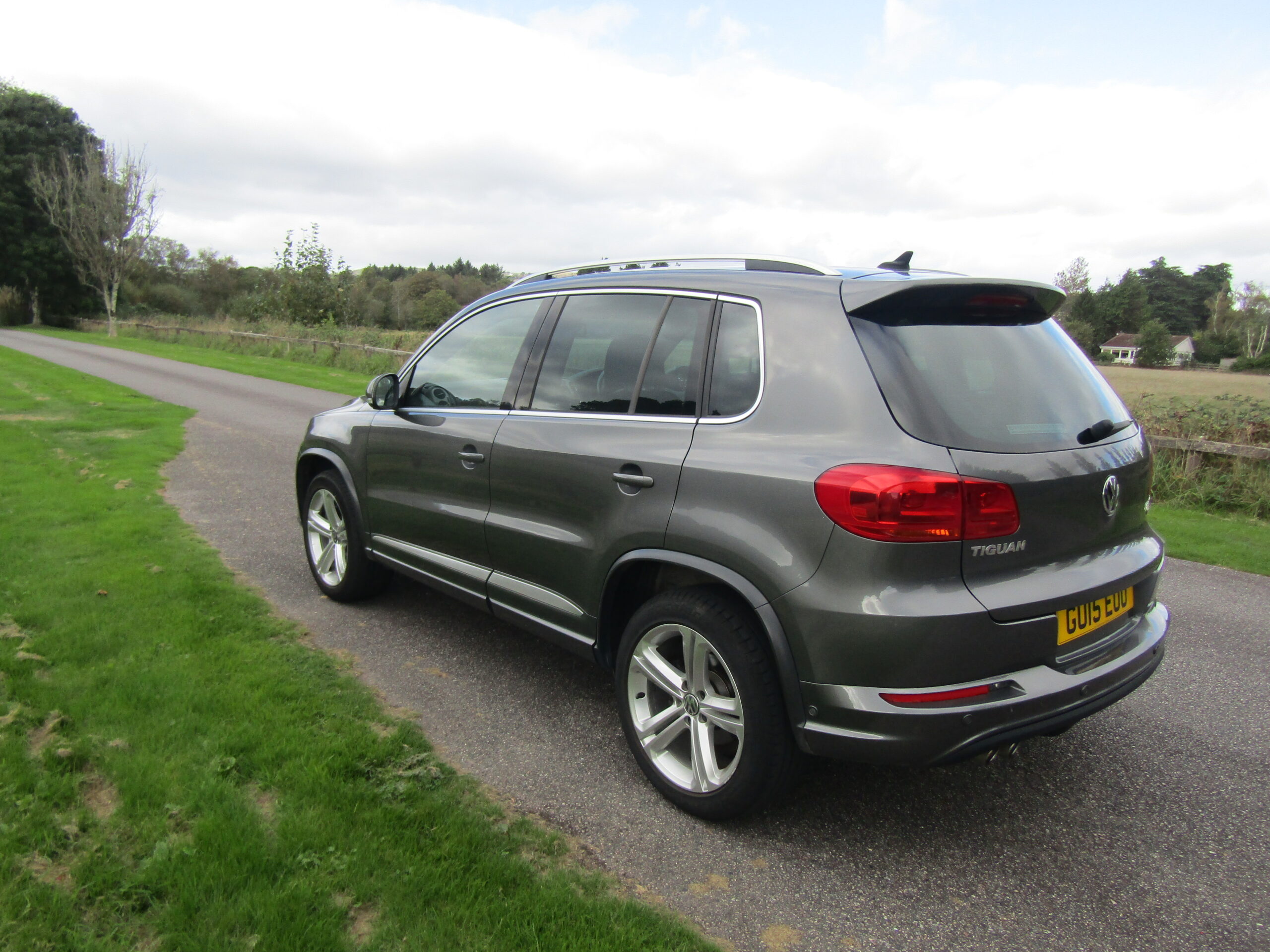 VOLKSWAGEN TIGUAN R LINE TDI BLUE TECH - Image 4
