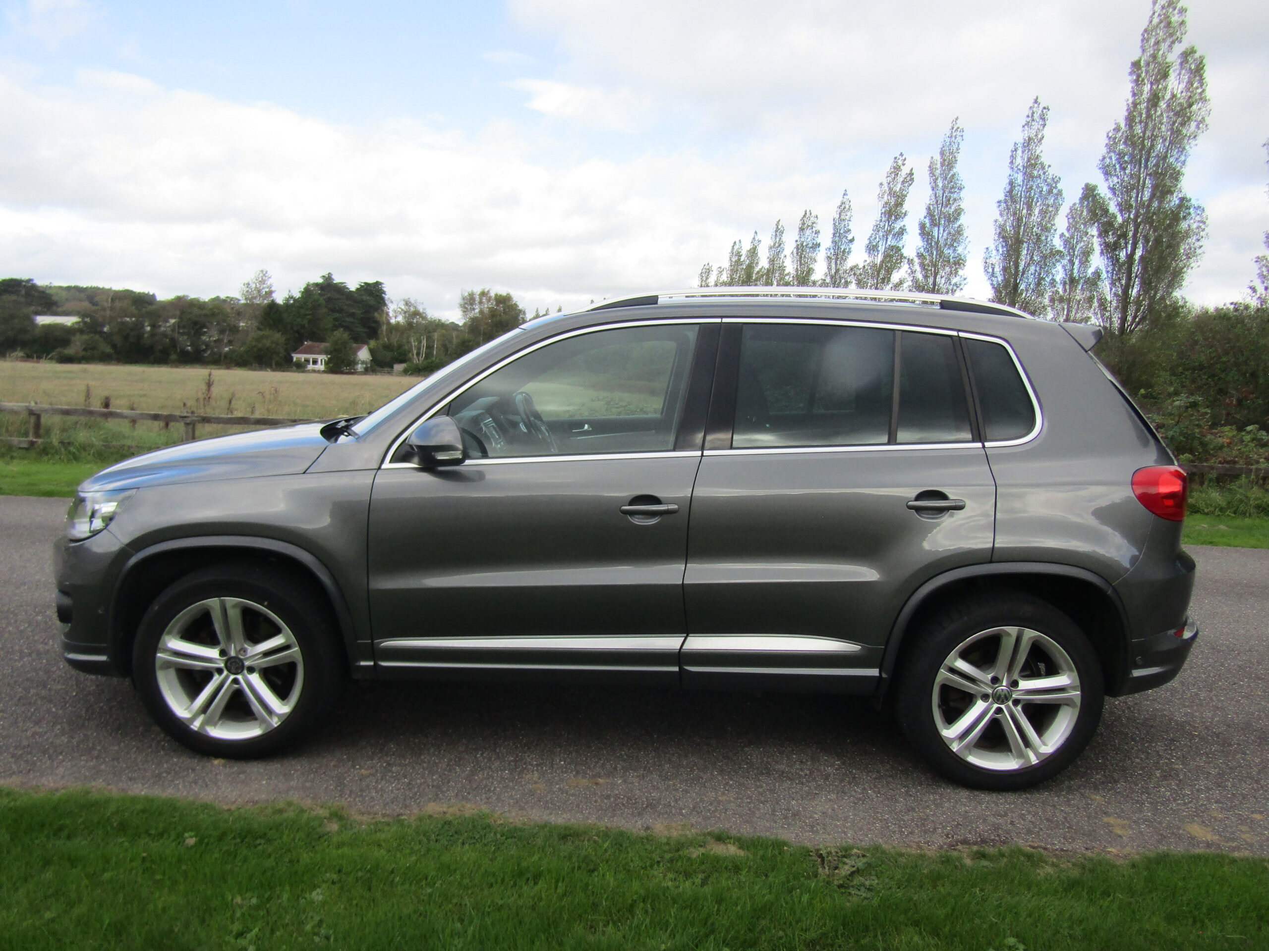 VOLKSWAGEN TIGUAN R LINE TDI BLUE TECH - Image 3