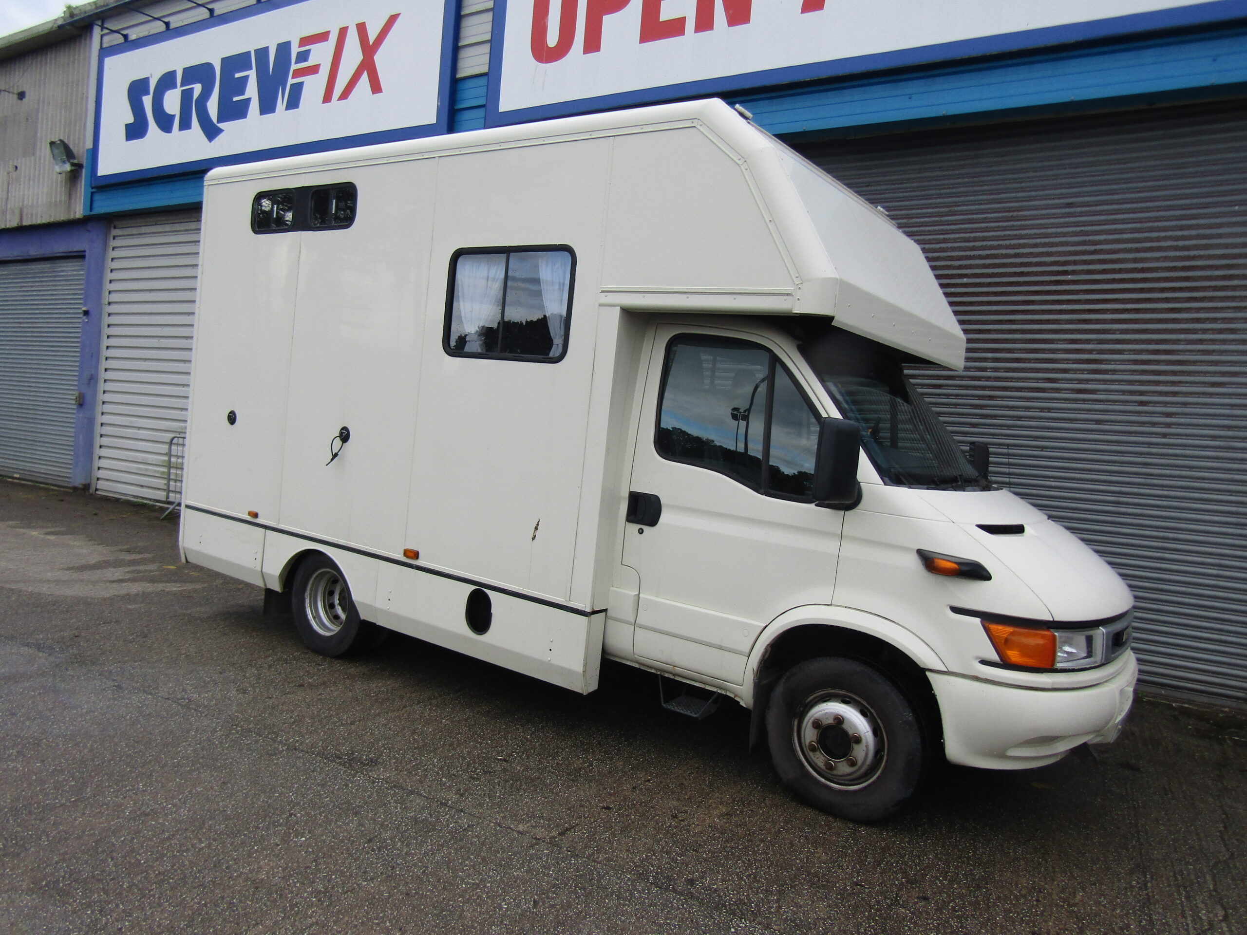 IVECO-FORD HORSE BOX