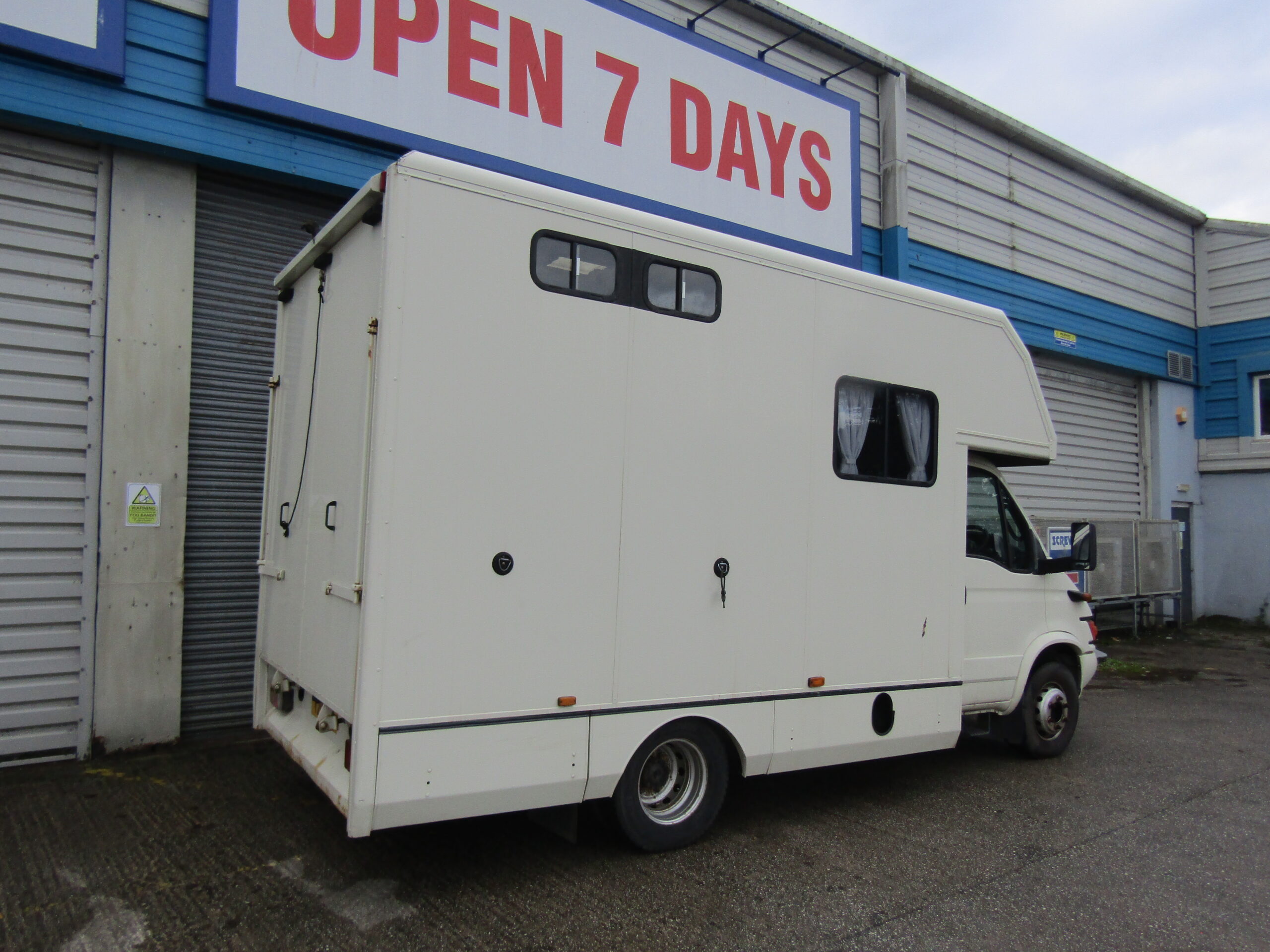 IVECO-FORD HORSE BOX - Image 5