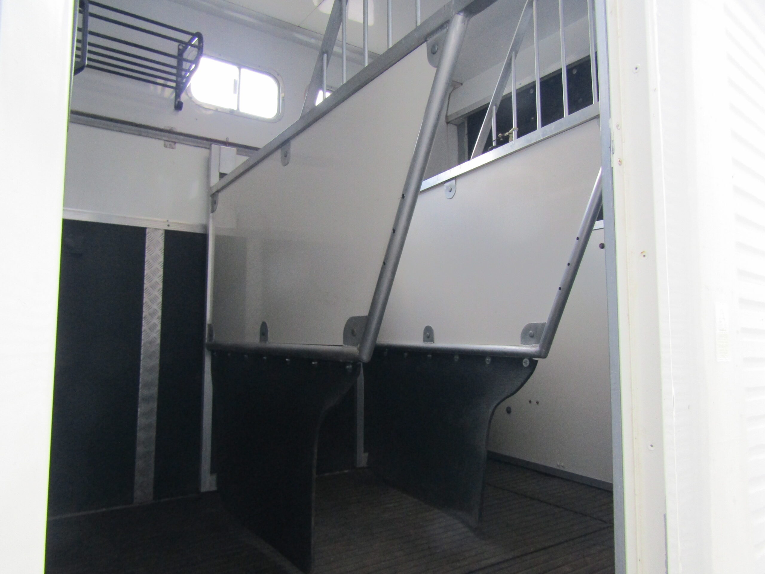 IVECO-FORD HORSE BOX - Image 12