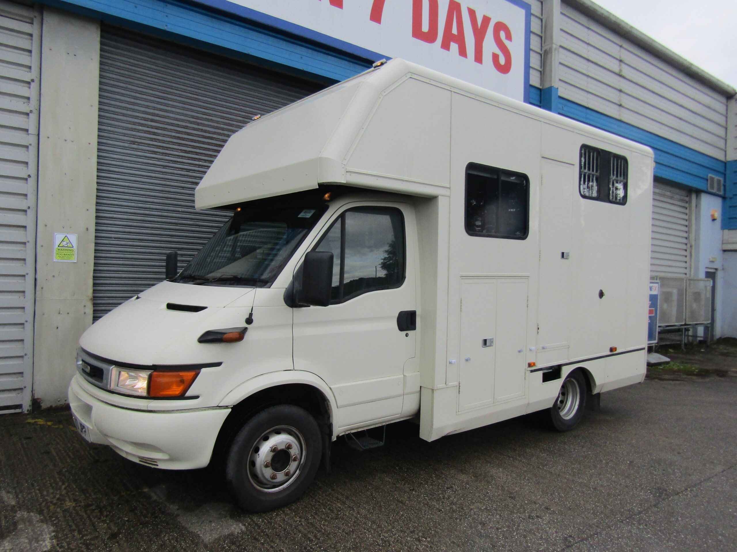 IVECO-FORD HORSE BOX - Image 2